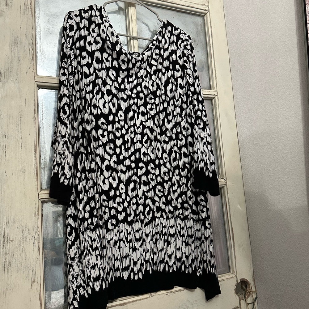 Ruby Rd. Monochrome Patterned Top - Picture 2 of 4